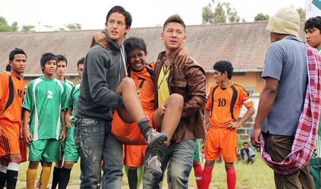 Review Tendangan Dari Langit, Film Sepak Bola Menghibur